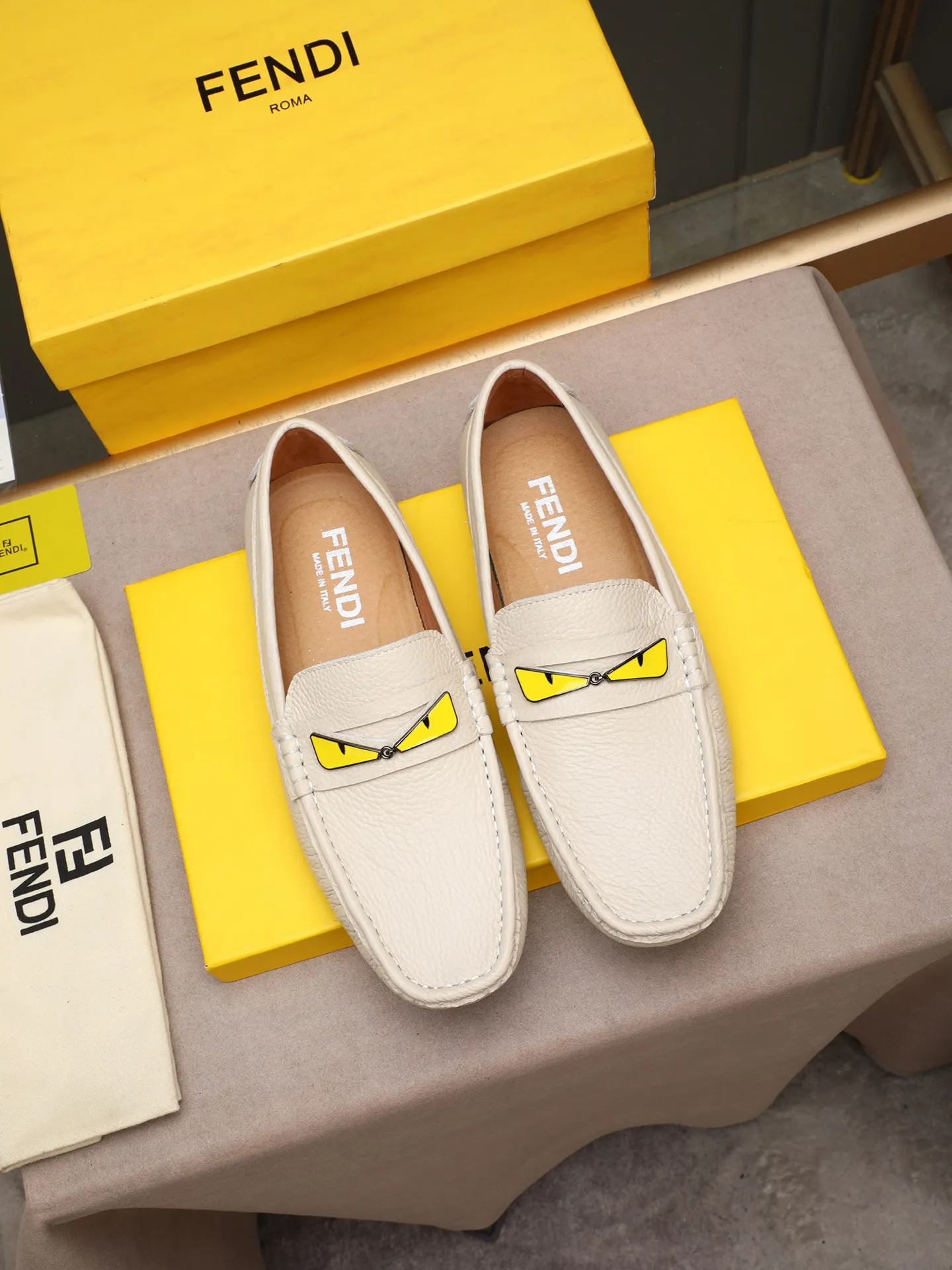 Men's shoes 💰400💰[FENDI] The little monster of Fendi F family, which is popular all over the world, is coming in a big way, the latest color, driving slip-on loafers, avant-garde and versatile fashion men's shoes, bun shoes, bean shoes👌👌👌 Private mold opening, 1:1 reproduction... The upper is made of first-layer cowhide, and the first-layer pigskin lining... is extremely comfortable, fashionable, simple, atmospheric and personalized [color] The side of the shoe is more refined, and the overall effect is handsome [ Turn in a circle][Turn in a circle]💭This hardware monster with eyes is not the popular version on the market🚳🚳Compared with the old model, it is more trendy, eye-catching and more classy🔰This summer, the little monster will subvert the old ideas and share the fashion with you🔱A must-have for fashionistas! Must keep it for yourself! Online outsole, high-end quality workmanship. Color: black, blue, white, red. Matching code: 38-44 (45 46 47 customized) (standard leather shoe size)